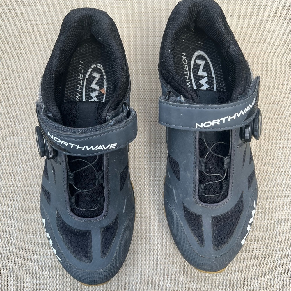 Mountain bike shoes with Mesh Upper and Supportive Sole